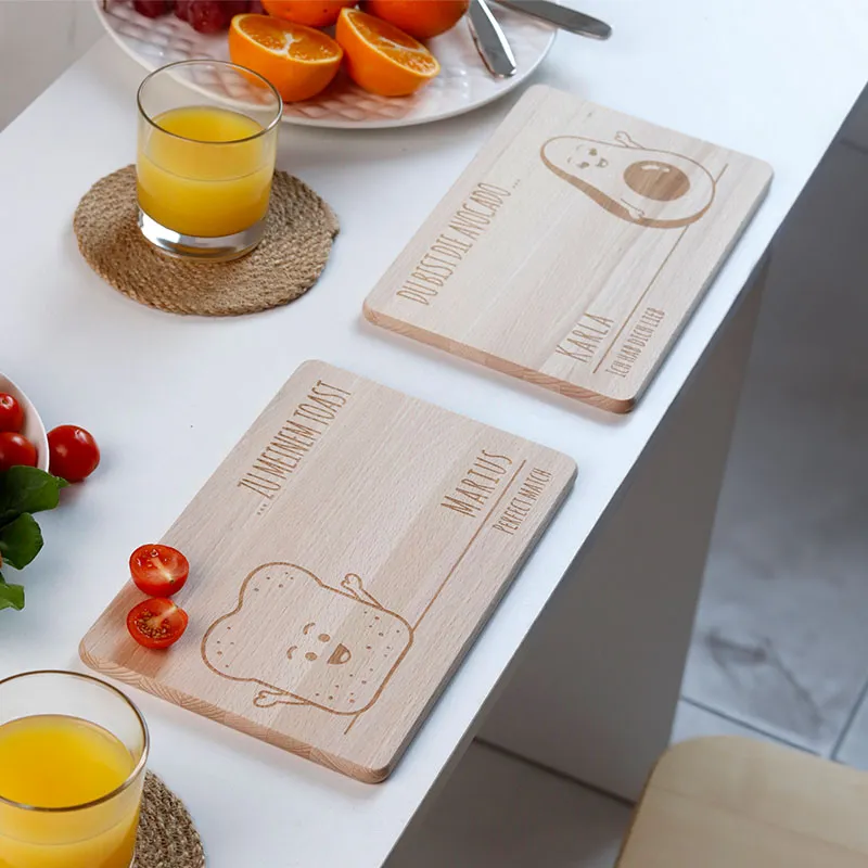 Frühstücksbrettchen mit Gravur Personalisiert - Gravur mit Namen - 2er-Set Avocado & Toast | Romantisches Geschenk für sie und ihn - FSC®