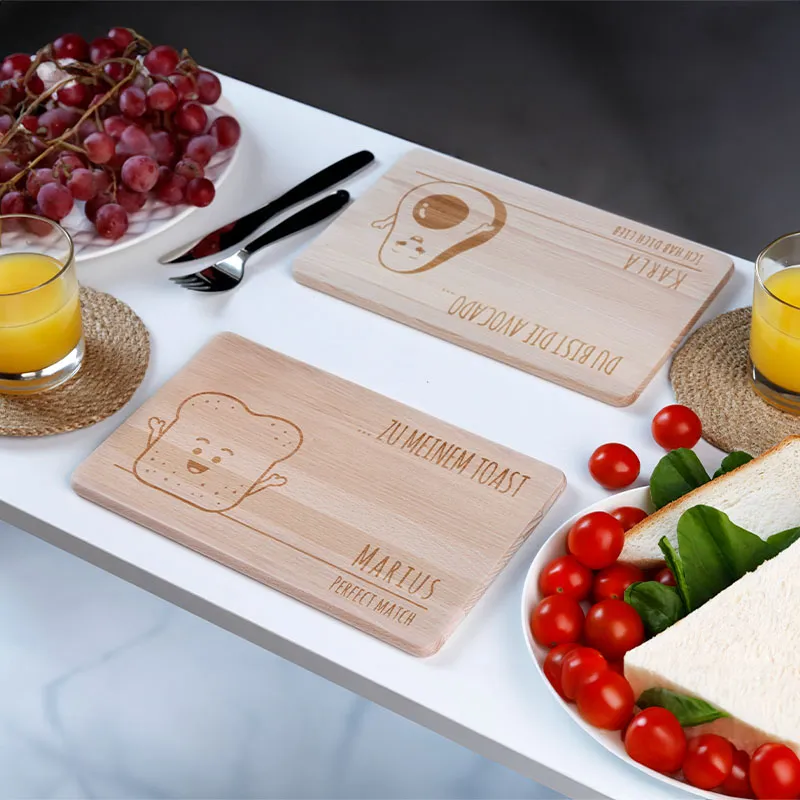 Frühstücksbrettchen mit Gravur Personalisiert - Gravur mit Namen - 2er-Set Avocado & Toast | Romantisches Geschenk für sie und ihn - FSC®