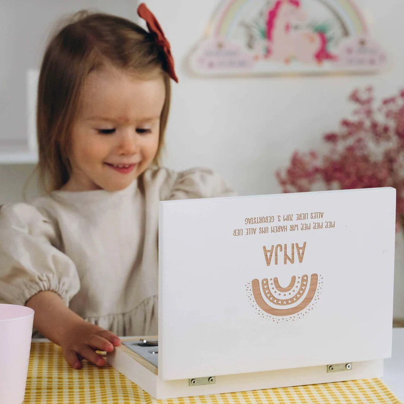 Kinderbesteck mit Namensgravur - Regenbogen Motiv- Besteck mit Namen | Taufgeschenk für Kinder - Geschenk zur Taufe für Jungs & Mädchen, weiß Kiste