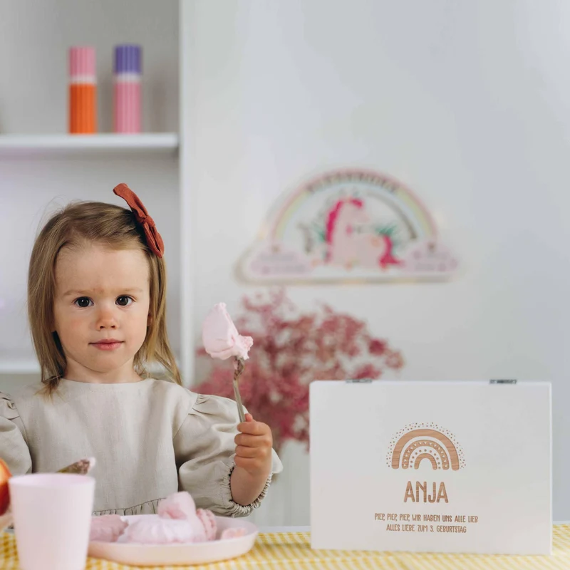Kinderbesteck mit Namensgravur - Regenbogen Motiv- Besteck mit Namen | Taufgeschenk für Kinder - Geschenk zur Taufe für Jungs & Mädchen, weiß Kiste