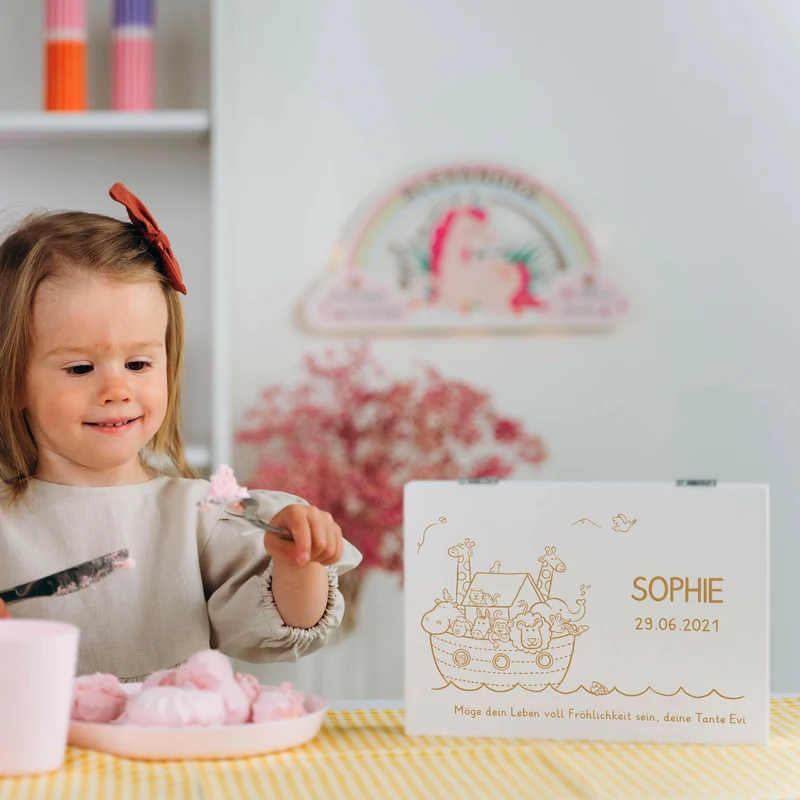 Kinderbesteck mit Namensgravur - Arche Noah Motiv - Besteck mit Namen | Taufgeschenk für Kinder - Geschenk zur Taufe für Jungs & Mädchen, weiß Kiste