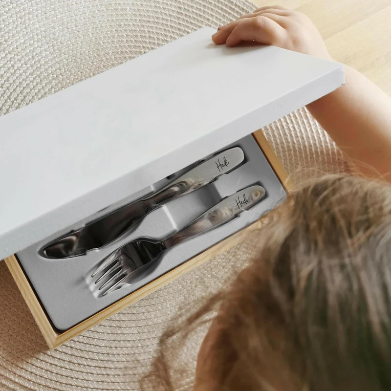 Kinderbesteck mit Namensgravur - Wunschname Gravur - Besteck mit Namen | Mit ungravierter Geschenkbox, weiß Kiste