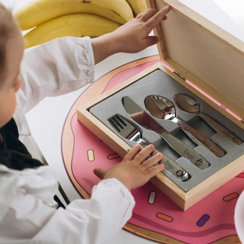 Kinderbesteck mit Namensgravur - Dschungel Gravur - Besteck mit Namen | Taufgeschenk für Kinder - Geschenk zur Taufe für Jungs & Mädchen, weiß Kiste