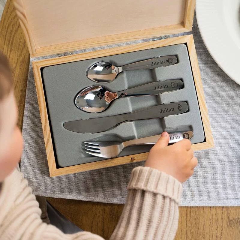 Kinderbesteck mit Namensgravur - Dschungel Gravur - Besteck mit Namen | Taufgeschenk für Kinder - Geschenk zur Taufe für Jungs & Mädchen, weiß Kiste