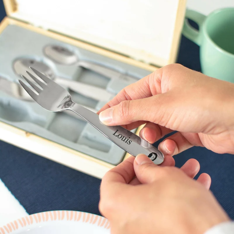 Kinderbesteck mit Namensgravur - Dschungel Gravur - Besteck mit Namen | Taufgeschenk für Kinder - Geschenk zur Taufe für Jungs & Mädchen, weiß Kiste