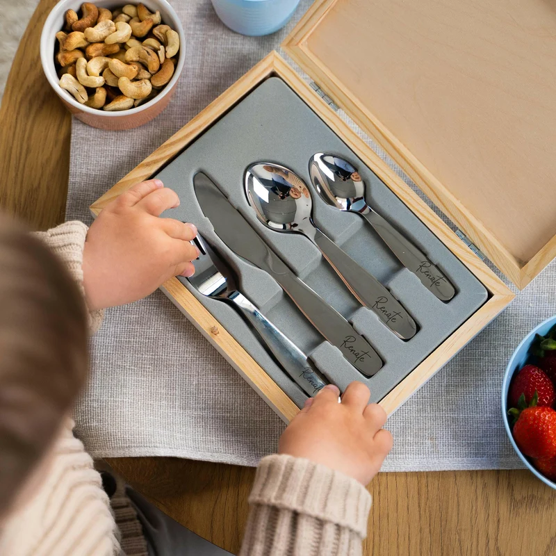 Kinderbesteck mit Namensgravur - Wunschtext Motiv - Besteck mit Namen | Taufgeschenk für Kinder - Geschenk zur Taufe für Jungs & Mädchen, weiß Kiste