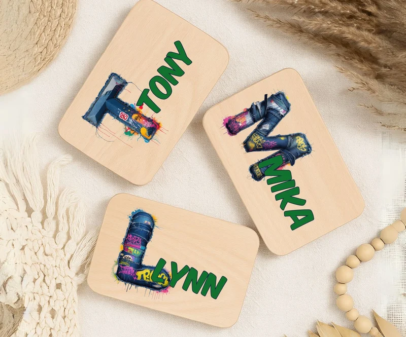 Personalisiertes Holzbrettchen mit Namen – Graffiti Jeans Buchstabe für Kinder