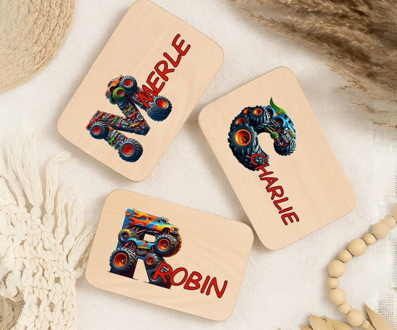 Personalisiertes Holzbrettchen mit Namen – Monstertruck Buchstabe für Kinder