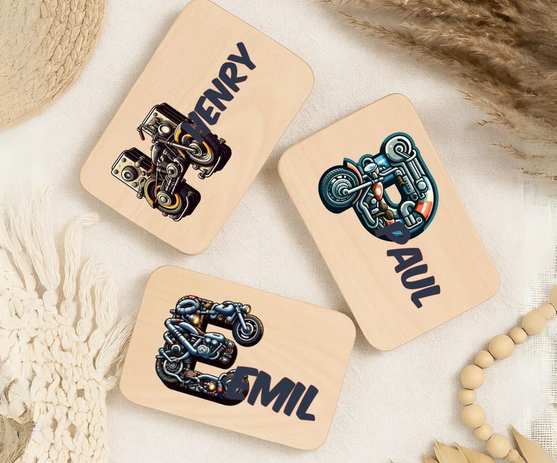Personalisiertes Holzbrettchen mit Namen – Motorrad Buchstabe für Kinder