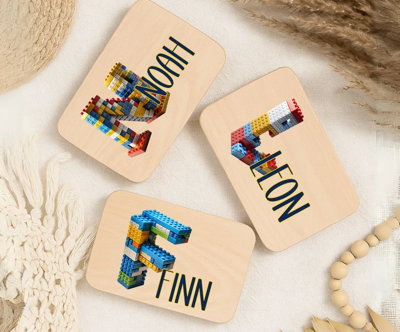 Personalisiertes Holzbrettchen mit Namen – Baustein Buchstabe für Kinder