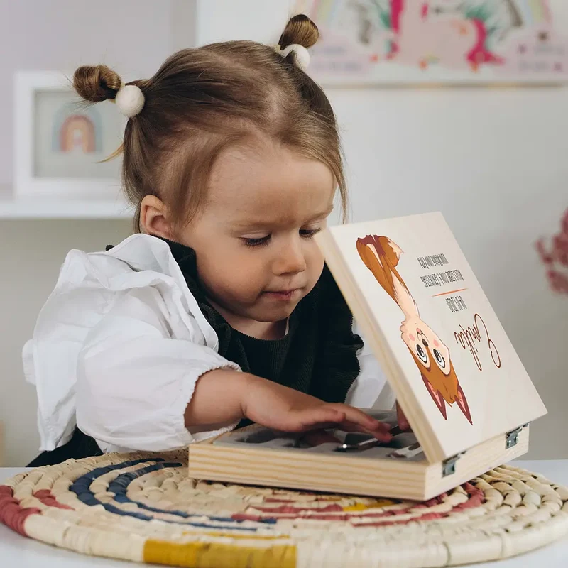 Kinderbesteck personalisiert mit Namen - Besteckset Fuchs Motiv | Taufgeschenk für Kinder - Geschenk zur Taufe für Jungs & Mädchen, natur Kiste