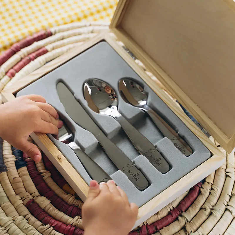 Kinderbesteck personalisiert mit Namen - Besteckset Fuchs Motiv | Taufgeschenk für Kinder - Geschenk zur Taufe für Jungs & Mädchen, natur Kiste