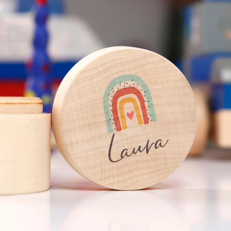 Personalisierte Milchzahndose aus Lindenholz mit Namen - Zahnbox für Kinder - Regenbogen Motiv | Natur, Runde - Baby Geschenk & Andenken zur Taufe