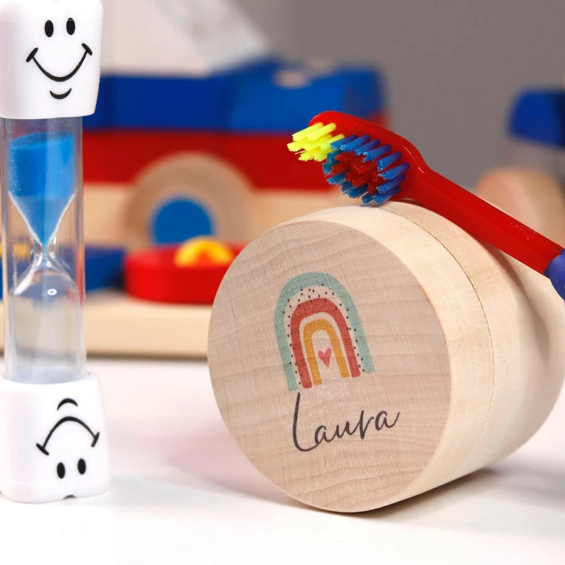 Personalisierte Milchzahndose aus Lindenholz mit Namen - Zahnbox für Kinder - Regenbogen Motiv | Natur, Runde - Baby Geschenk & Andenken zur Taufe