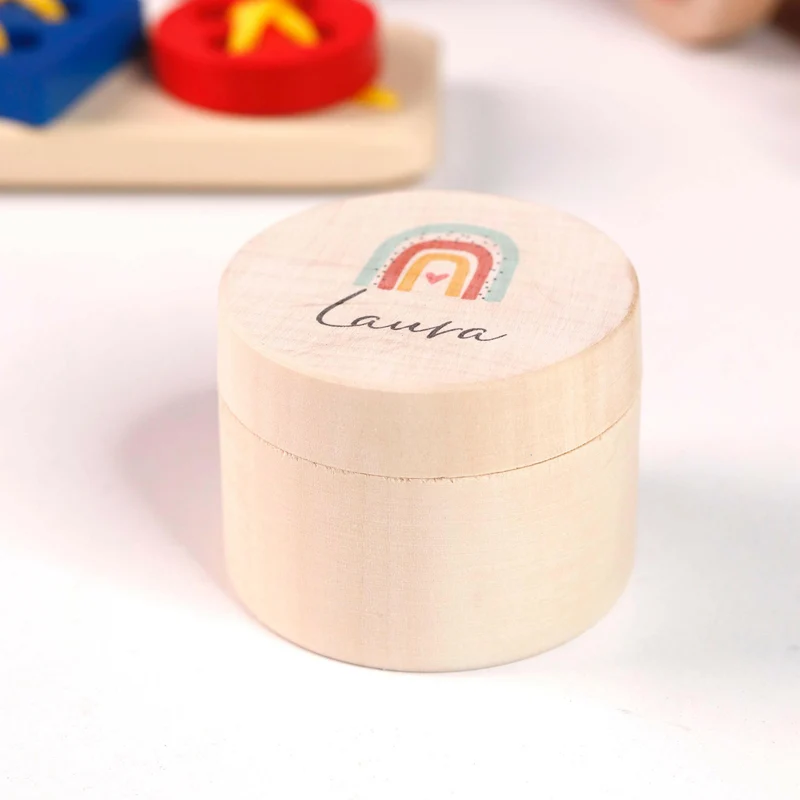 Personalisierte Milchzahndose aus Lindenholz mit Namen - Zahnbox für Kinder - Regenbogen Motiv | Natur, Runde - Baby Geschenk & Andenken zur Taufe
