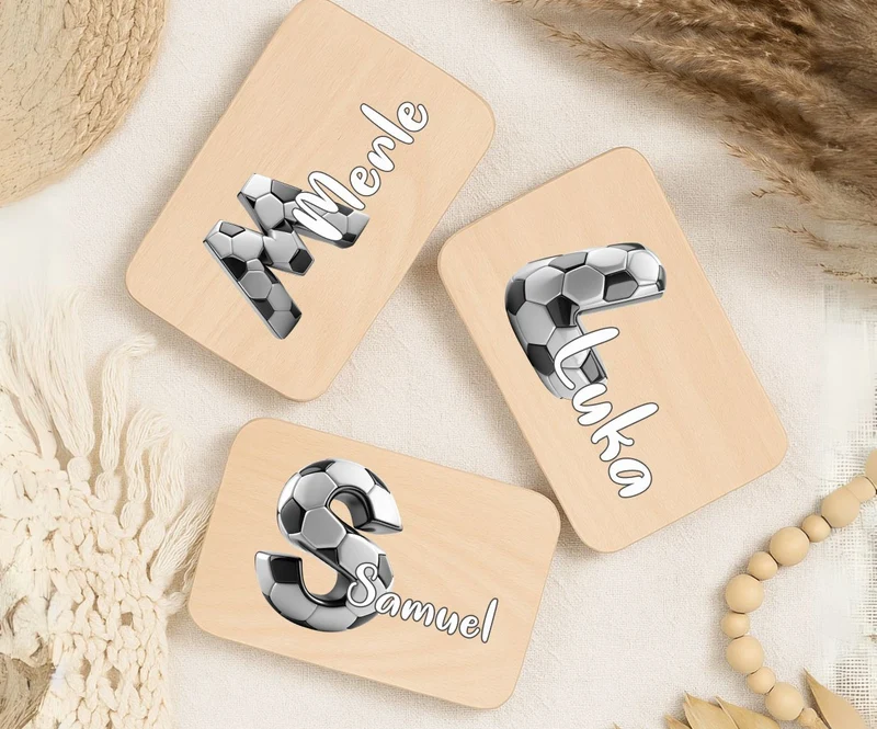 Personalisiertes Holzbrettchen mit Namen – Fußball Buchstabe für Kinder
