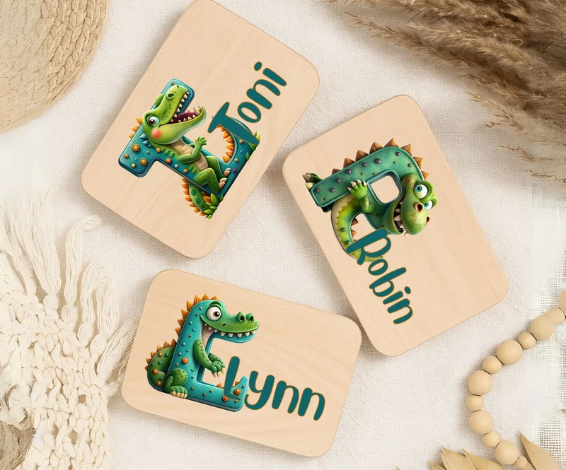 Personalisiertes Holzbrettchen mit Namen – Dino Buchstabe für Kinder