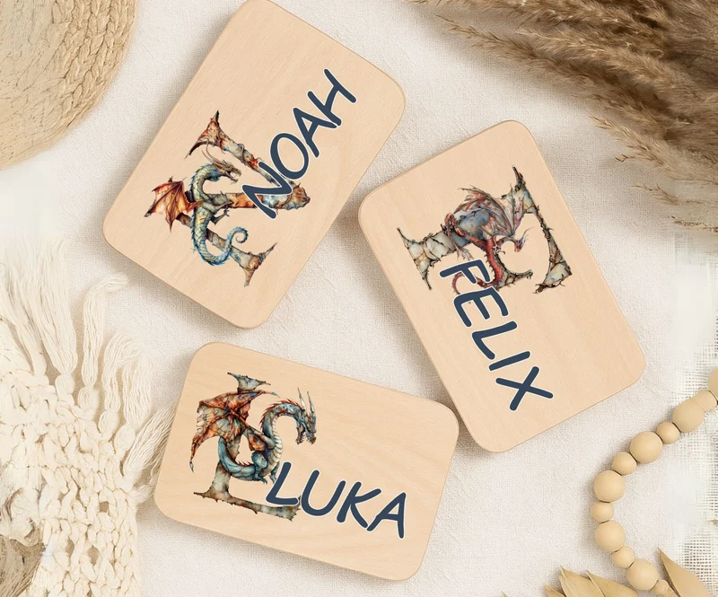 Personalisiertes Holzbrettchen mit Namen – Drache Buchstabe für Kinder