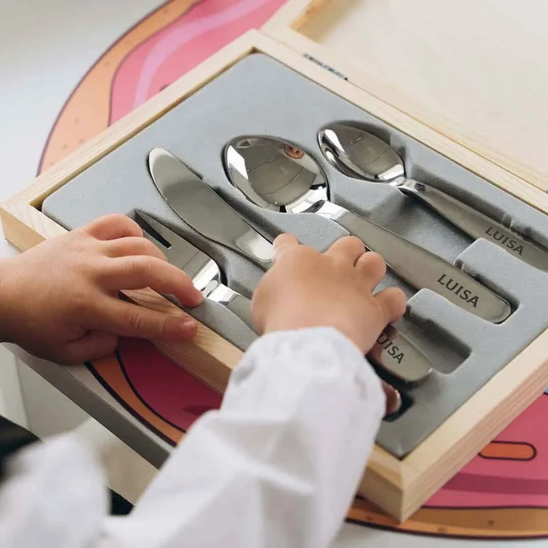 Kinderbesteck personalisiert mit Namen - Besteckset Nach der Sintflut | Taufgeschenk für Kinder - Geschenk zur Taufe für Jungs & Mädchen, natur Kiste
