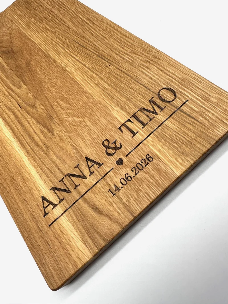 Personalisiertes Schneidebrett Eiche – Hochzeitsgeschenk mit Gravur Name & Datum