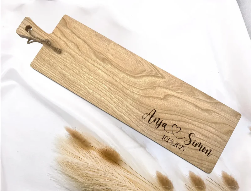 Personalisiertes Hochzeitsgeschenk – Graviertes Servierbrett mit Namen & Datum