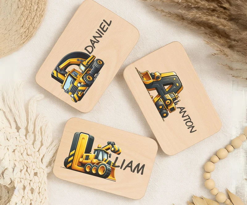 Personalisiertes Holzbrettchen mit Namen – Baustelle Buchstabe für Kinder