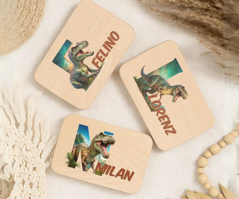 Personalisiertes Holzbrettchen mit Namen – T-Rex Buchstabe für Kinder
