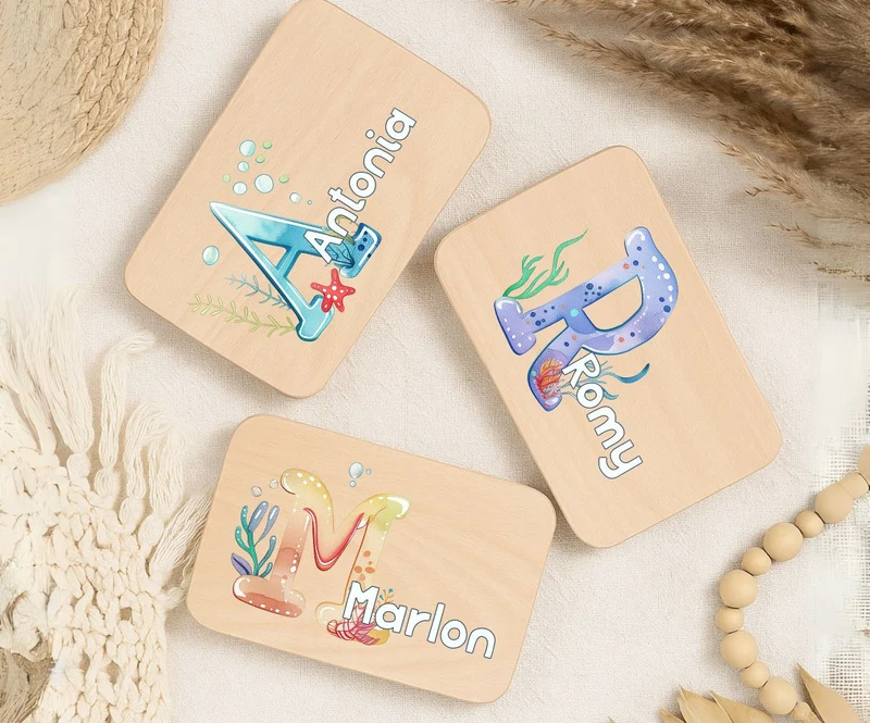 Personalisiertes Holzbrettchen mit Namen – Ozean Buchstabe für Kinder