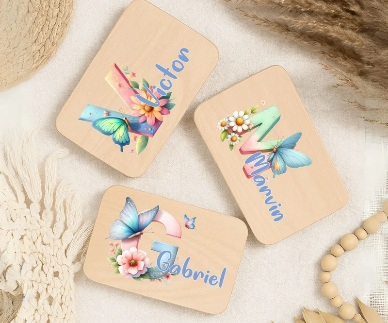 Personalisiertes Holzbrettchen mit Namen – Schmetterling Buchstabe für Kinder