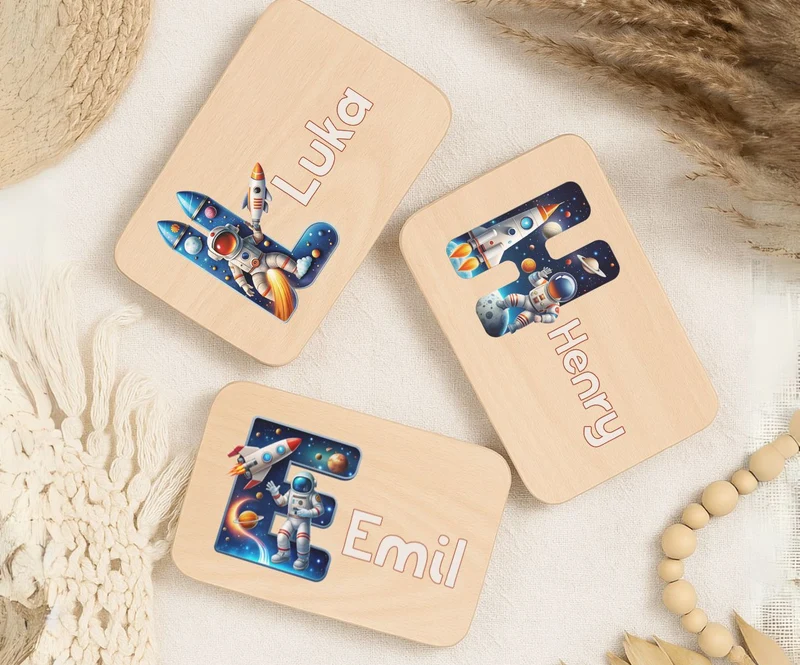 Personalisiertes Holzbrettchen mit Namen – Astronaut Buchstabe für Kinder