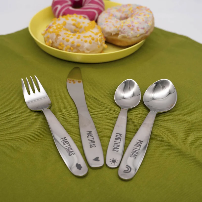 Personalisiertes 4-dinge Kinderbesteck mit Gravur - Regenbogen Motiv