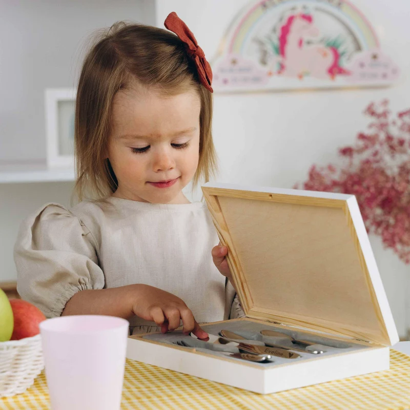 Kinderbesteck personalisiert mit Namen - Besteckset Regenbogen Motiv | Taufgeschenk für Kinder - Geschenk zur Taufe für Jungs & Mädchen, weiß Kiste