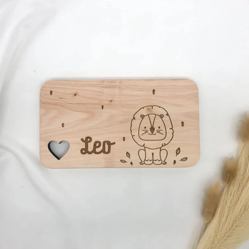 Frühstücksbrett personalisiert mit Wunschnamen und süßem Löwen