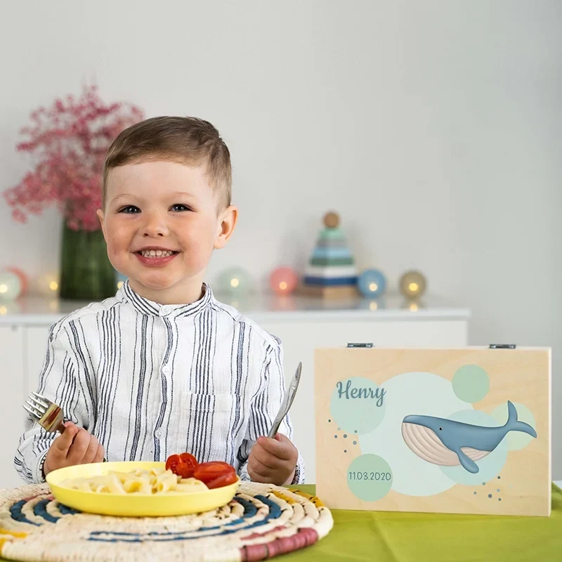 Kinderbesteck personalisiert mit Namen - Wal Motiv - Besteck mit Namen | Taufgeschenk für Kinder - Geschenk zur Taufe für Jungs & Mädchen, natur Kiste