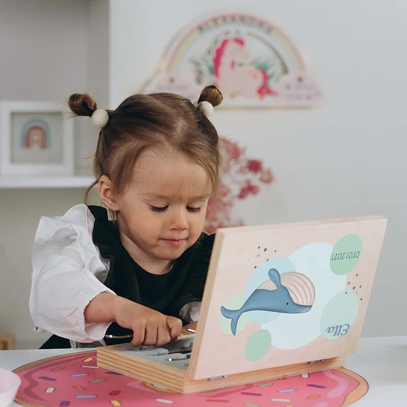 Kinderbesteck personalisiert mit Namen - Wal Motiv - Besteck mit Namen | Taufgeschenk für Kinder - Geschenk zur Taufe für Jungs & Mädchen, natur Kiste