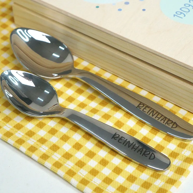 Kinderbesteck personalisiert mit Namen - Wal Motiv - Besteck mit Namen | Taufgeschenk für Kinder - Geschenk zur Taufe für Jungs & Mädchen, natur Kiste