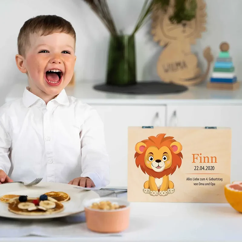 Kinderbesteck personalisiert mit Namen - Besteckset Löwe Motiv | Taufgeschenk für Kinder - Geschenk zur Taufe für Jungs & Mädchen, natur Kiste