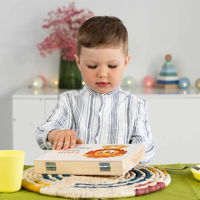 Kinderbesteck personalisiert mit Namen - Besteckset Löwe Motiv | Taufgeschenk für Kinder - Geschenk zur Taufe für Jungs & Mädchen, natur Kiste