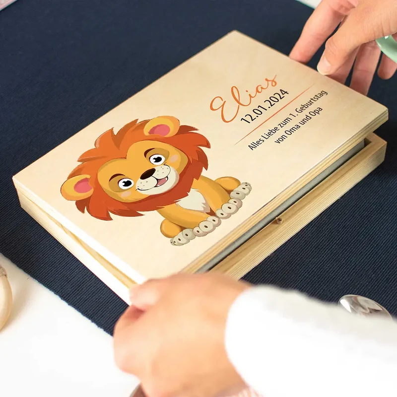 Kinderbesteck personalisiert mit Namen - Besteckset Löwe Motiv | Taufgeschenk für Kinder - Geschenk zur Taufe für Jungs & Mädchen, natur Kiste