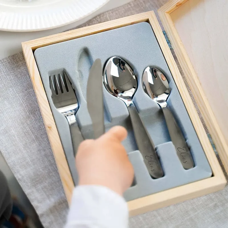Kinderbesteck personalisiert mit Namen - Besteckset Löwe Motiv | Taufgeschenk für Kinder - Geschenk zur Taufe für Jungs & Mädchen, natur Kiste