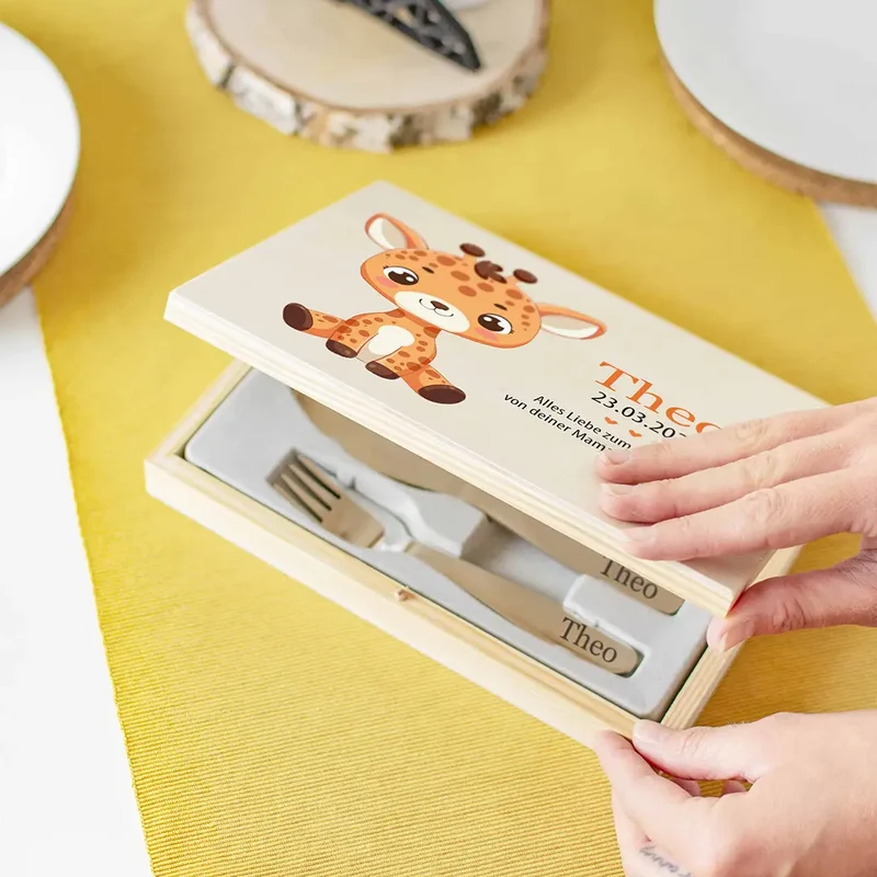 Kinderbesteck personalisiert mit Namen - Besteckset Giraffe Motiv | Taufgeschenk für Kinder - Geschenk zur Taufe für Jungs & Mädchen, natur Kiste