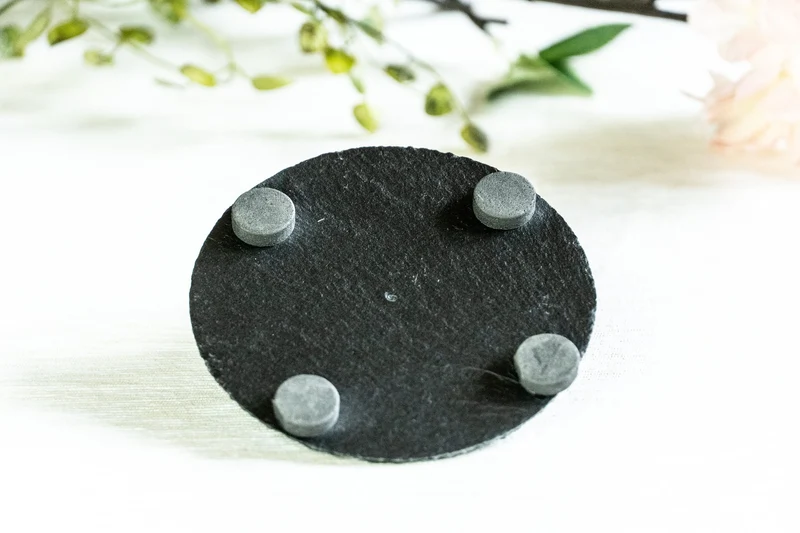4er-Set personalisierte Schiefer-Untersetzer – gravierte, runde Naturstein-Untersetzer mit Monogramm
