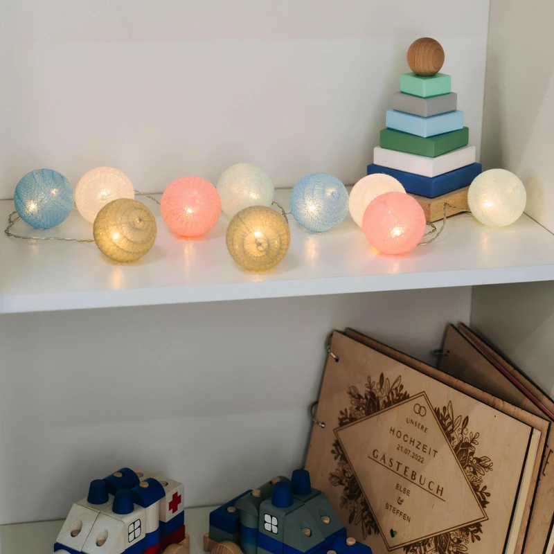 Lichterkette mit Baumwollkugeln - 10 LED-Lichter