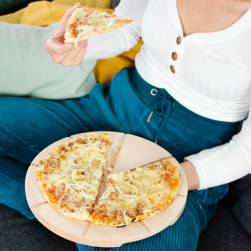 Pizzabrett aus Holz - mit Griff, Mulden & Schneiderillen - FSC®