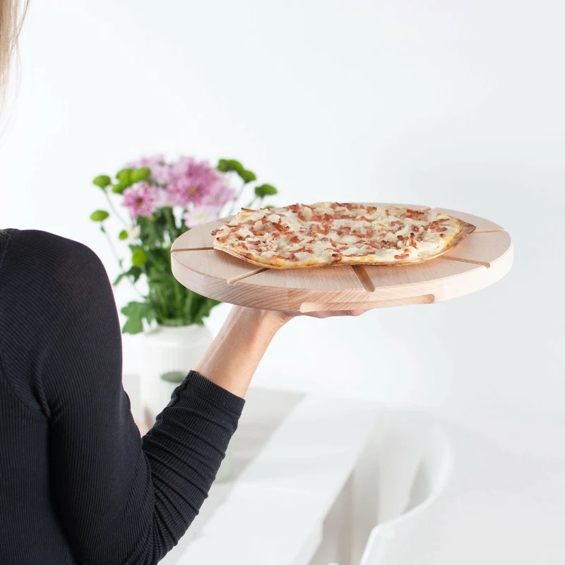 Pizzabrett aus Holz - mit Griff, Mulden & Schneiderillen - FSC®
