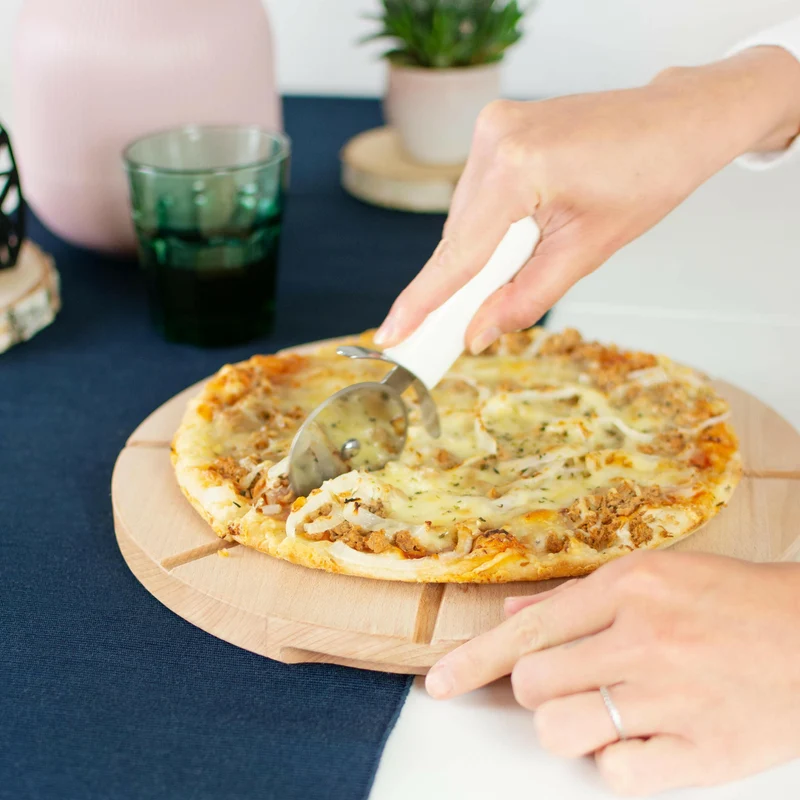 Pizzabrett aus Holz - mit Griff, Mulden & Schneiderillen - FSC®