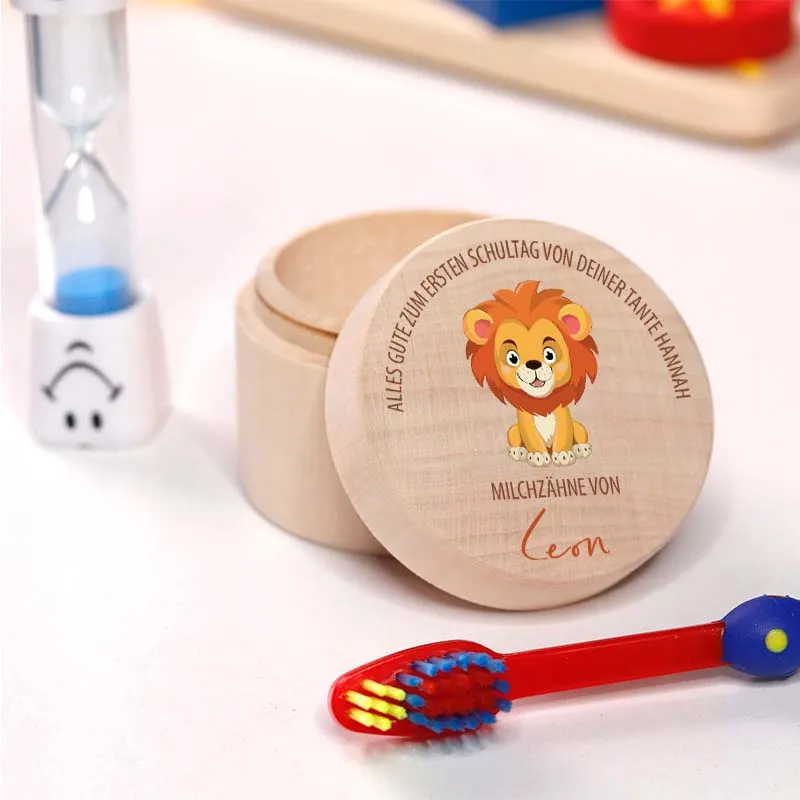 Personalisierte Milchzahndose aus Lindenholz mit Namen - Zahnbox für Kinder - Löwe Motiv | Natur, Runde - Baby Geschenk & Andenken zur Taufe