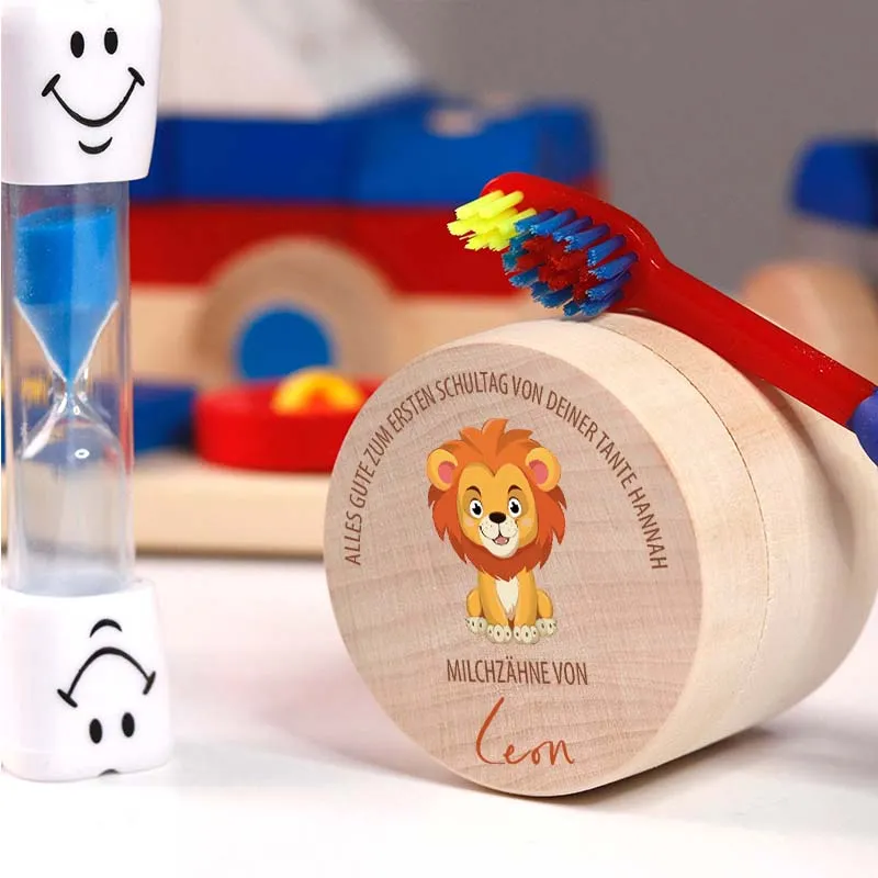 Personalisierte Milchzahndose aus Lindenholz mit Namen - Zahnbox für Kinder - Löwe Motiv | Natur, Runde - Baby Geschenk & Andenken zur Taufe