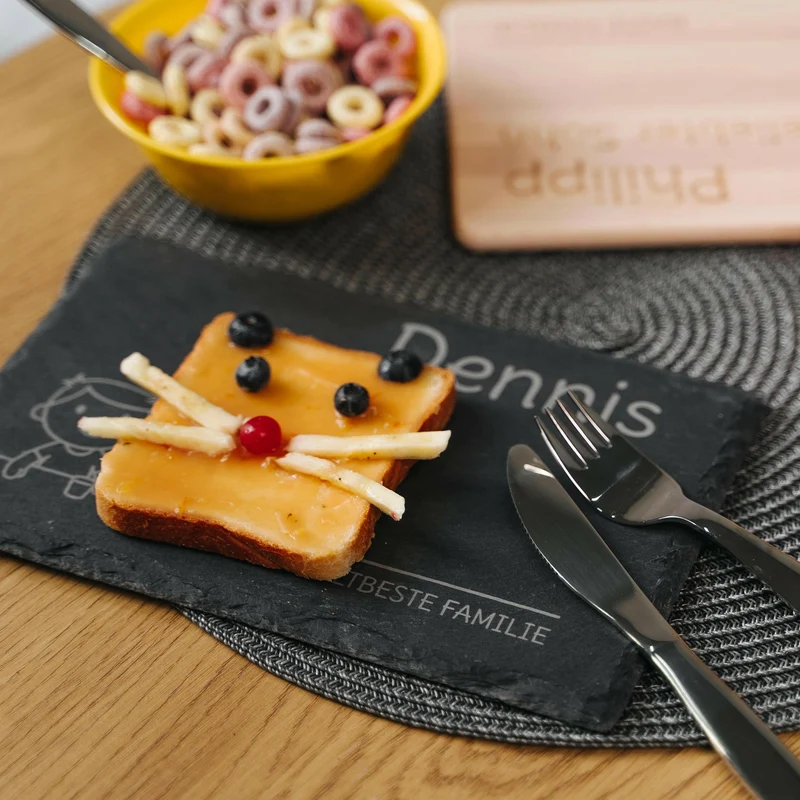Frühstücksbrettchen für Kinder mit Gravur - Personalisiert mit Namen - Kleiner Sohn "Unsere Familie" | Schieferstein - Geschenk von Eltern