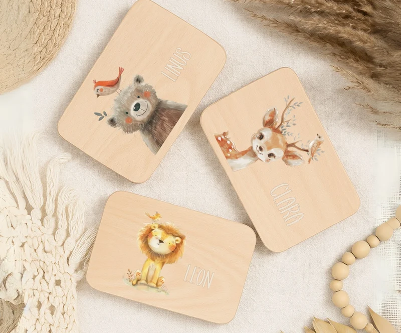 Personalisiertes Holzbrettchen Kinder – Beige Tiermotive mit Name